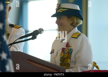 Arrière de la Garde côtière canadienne Adm. Meredith Austin, le commandant sortant du 5e arrondissement, prend la parole lors d'une cérémonie de passation de commandement le 10 août 2018, à Norfolk, en Virginie. Adm arrière. Keith a pris le commandement sur le 5ème arrondissement, après avoir servi comme commandant de la Force de la commande de l'état de préparation. Banque D'Images