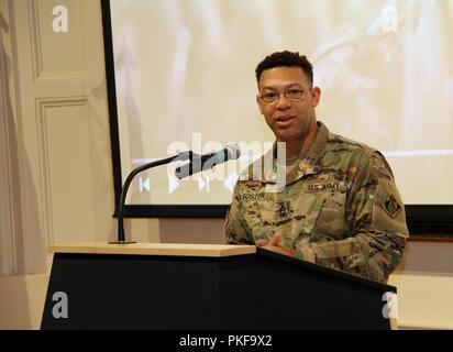 Le sergent-chef. David Foster souhaite la bienvenue aux participants et a agi comme maître de cérémonie pour la garnison de l'armée américaine Fort Hamilton respect du jour de l'égalité des femmes soit planifiée et menée par le U.S. Army Corps of Engineers, de la Division de l'Atlantique Nord un locataire quartier général à Fort Hamilton, Brooklyn, New York le 9 août 2018. Banque D'Images