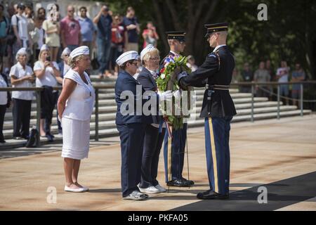 Les représentants des Blue Star mères d'Amérique participent à une cérémonie de dépôt de fleurs sur la Tombe du Soldat inconnu au cimetière national d'Arlington, Arlington, Virginie, le 8 août 2018. Banque D'Images