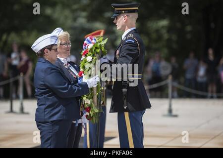 Les représentants des Blue Star mères d'Amérique participent à une cérémonie de dépôt de fleurs sur la Tombe du Soldat inconnu au cimetière national d'Arlington, Arlington, Virginie, le 8 août 2018. Banque D'Images