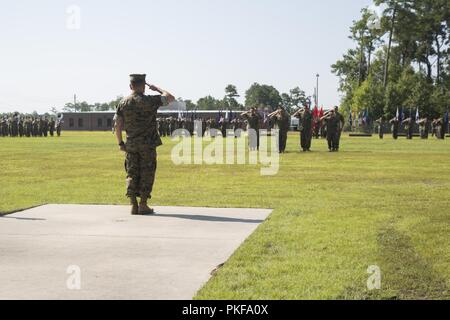 Corps des Marines américains, le général Daniel D. Yoo, nouveau commandant des Forces U.S. Marine Corps, Commandement des opérations spéciales, retourne un hommage à ses marins à l'MARSOC cérémonie de passation de commandement le 10 août 2018, à bord du Marine Corps Base Camp Lejeune, N.C. Yoo a pris le commandement du lieutenant général Carl E. Mundy III, commandant du Corps des Marines des États-Unis, des Forces Central Command. Yoo's plus récente affectation commandait toutes les forces d'opérations spéciales américaines dans la région Indo-Pacifique. Banque D'Images