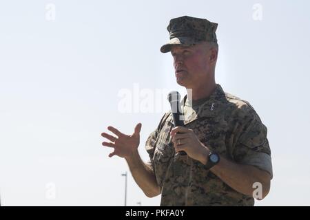 Le Lieutenant-général Carl E. Mundy III, commandant du Corps des Marines des États-Unis, des Forces Central Command, s'adresse à la foule après l'abandon de commandement du Corps des Marines des États-Unis, Commandement des opérations spéciales, le 10 août 2018, à bord du Marine Corps Base Camp Lejeune, N.C. Mundy a cédé le commandement au Major général Daniel D. Yoo, dont la commande précédente a été le commandement des opérations spéciales américaines du Pacifique. Banque D'Images