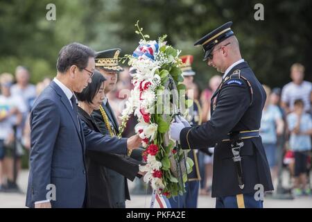 (De gauche à droite) de la Corée du Sud Sous-ministre de la Défense nationale de la Corée du Sud Lee Nam-Woo ; Ministre des Affaires des anciens combattants et patriotes Woo-Jin Pi ; et Brigue. Bgén (ret.) Kim Kwang-Woo, Corée du ministre des Affaires des anciens combattants patriotes et directeur général ; participer à une cérémonie de dépôt de fleurs sur la Tombe du Soldat inconnu au cimetière national d'Arlington, Arlington, Virginie, le 8 août 2018. Lee et Pi a visité l'Amphithéâtre Memorial Afficher prix et a rencontré les hauts dirigeants de l'ANC. Les deux étaient à Washington, D.C. pour participer à la défense POW/MIA Agence Comptable (DPAA) Gouvernement annuel Banque D'Images