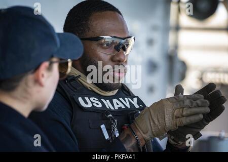 PEARL HARBOR, Hawaii (Aug. 8, 2018) l'Artilleur 4400 1re classe Christopher Womack, droit, de Jackson, Tennessee, trains Gunner's Mate 3 Classe Bianca Yorga, de Vista, en Californie le feu avant l'entretien d'une mitrailleuse de 25 mm sur la plage arrière du navire d'assaut amphibie USS Bonhomme Richard (DG 6). Bonhomme Richard est actuellement en cours aux États-Unis de la flotte de 3ème zone d'opérations. Banque D'Images