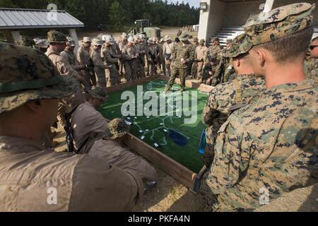 Les Marines du 4e Bataillon, 4e Bataillon d'assaut amphibie et la Compagnie India, 3e Bataillon, 25 Régiment de Marines, rendez-vous sur le système de manœuvre au cours d'une gamme d'attaque mécanisée au Camp Grayling, Mich., Août 9, 2018. L'exercice Northern Strike est un bureau de la Garde nationale de formation parrainée par l'exercice qui unit les membres en service de plusieurs branches, membres et pays de la coalition à mener des opérations de combat terrestre et aérien. Banque D'Images