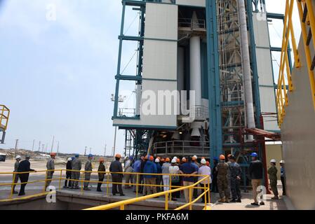Le général Terrence J. O'Shaughnessy, commandant du Commandement du Nord des États-Unis et le commandement de la défense aérospatiale de l'Amérique du Nord, le NORAD et des responsables de la tour de lancement de l'espace-2 à Vandenberg Air Force Base, en Californie le 7 août 2018. Banque D'Images