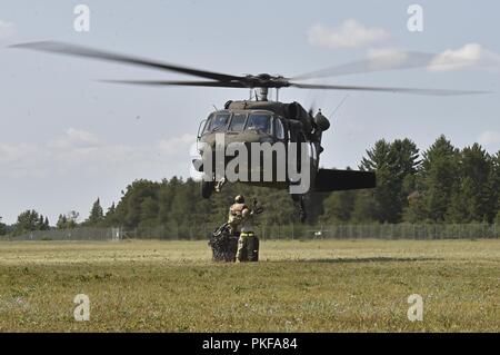 Réponse d'aviateurs, affecté à la 621e réponse d'aile de Travis Air Force Base, en Californie, s'assurent une cargaison à un hélicoptère Blackhawk UH-60 lors de l'exercice Northern Strike à Alpena préparation au combat au Centre, Michigan, le 8 août. Northern Strike est un solide exercice de préparation militaire coordonnée par le Michigan Army National Guard qui propose des multi-nationales et militaires travaillent ensemble pour l'intégration de la force totale. Banque D'Images