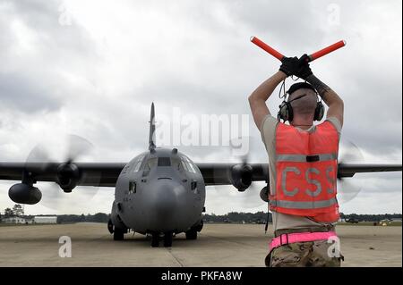 Le s.. Benjamin Stover, 821e Escadron de soutien de plan d'intervention, un chef d'équipe marshals C-130H Hercules, lors de l'exercice Northern Strike de Grayling Army Airfield, Michigan, le 9 août dernier. Northern Strike est un solide exercice de préparation militaire coordonnée par le Michigan Army National Guard qui propose des multi-nationales et militaires travaillent ensemble pour l'intégration de la force totale. Banque D'Images