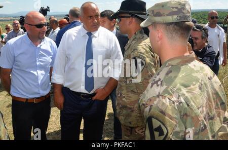 Le Premier ministre bulgare, Boyko Borissov, deuxième à gauche, rencontre avec le capitaine de l'armée américaine Spicocchi Nicholas, deuxième à partir de la droite, commandant de la Compagnie Alpha, 2e Bataillon, 5e régiment de cavalerie, 1st Armored Brigade Combat Team, 1re Division de cavalerie, durant la cérémonie de clôture de l'exercice 2018, Lion de platine d'un exercice annuel qui fait la promotion de la stabilité régionale et construit des relations durables avec les nations partenaires, Novo Selo, la Bulgarie, le 9 août 2018. Cet exercice est à l'appui de la résolution de l'Atlantique, un exercice d'entraînement durables entre l'OTAN et des Forces américaines. Banque D'Images