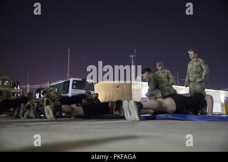 Des soldats américains avec des troupes de bandits, 3e régiment de cavalerie, effectuer les pousser vers le haut partie d'un test de condition physique des rangers au Camp Taji, l'Iraq, le 28 juillet 2018. Le 3e régiment de cavalerie est un formés et prêts d'étude, tout comme il l'est depuis 172 ans, et nos Troopers répondent à l'appel de la nation pour combattre et gagner n'importe où dans le monde. Banque D'Images