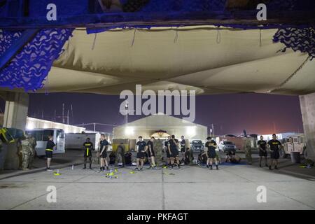 Des soldats américains avec des troupes de bandits, 3e régiment de cavalerie, mener l'asseoir une partie du test de condition physique des rangers au Camp Taji, l'Iraq, le 28 juillet 2018. Le 3e régiment de cavalerie est un formés et prêts d'étude, tout comme il l'est depuis 172 ans, et nos Troopers répondent à l'appel de la nation pour combattre et gagner n'importe où dans le monde. Banque D'Images