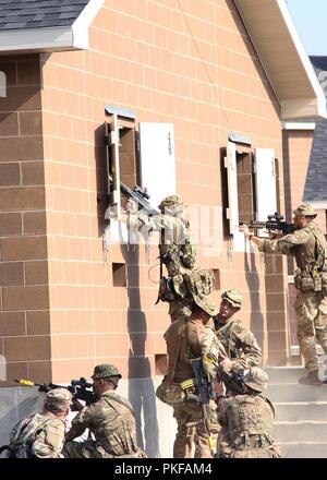 CAMP GRAYLING, Michigan - Les soldats de la Compagnie B, 3e Princess of Wales's Royal Regiment, British Armed Forces, fixer l'un des nombreux bâtiments de formation à l'installation d'instruction collective interarmes au Camp Grayling, Michigan, le 8 août 2018. Les Forces armées britanniques participent à Northern Strike, une multinationale interarmées exercice de tir réel d'armes combinées impliquant environ 5 000 militaires de 11 membres et de six pays de la coalition. Banque D'Images