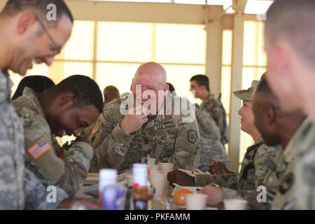 Le Sgt commande. Le major Harry J. Buchanan, senior advisor de Pennsylvanie, a fait appel de l'adjudant général, bénéficie d'dîner chow avec des soldats du 213e groupe d'appui régional, Washington National Guard 10 août au Centre National d'entraînement, Fort Irwin, en Californie, les troupes de la 213e RSG appuyer la 56e Stryker Brigade Combat Team, 28e Division d'infanterie au cours de la séance d'instruction au CNT. Banque D'Images