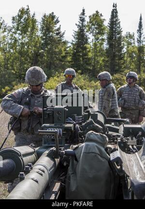 Soldats avec Batterie B, 1er Bataillon, 103e Régiment d'artillerie de la Garde nationale de Rhode Island, se préparent à mener un feu sec avec un obusier M777 au Camp Grayling, Mich., le 10 août 2018. Le 103e FA participe à Northern Strike, une multinationale interarmées exercice de tir réel d'armes combinées impliquant environ 5 000 militaires de 11 membres et de six pays de la coalition. Banque D'Images