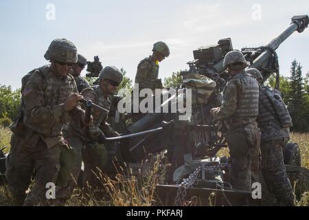 CAMP GRAYLING, Michigan - soldats avec Batterie B, 1er bataillon du 103e Régiment d'artillerie de la Garde nationale de Rhode Island, de mener des exercices de tir avec un obusier M777 au Camp Grayling, Mich., le 10 août 2018. Le 103e FA participe à Northern Strike, une multinationale interarmées exercice de tir réel d'armes combinées impliquant environ 5 000 militaires de 11 membres et de six pays de la coalition. Banque D'Images