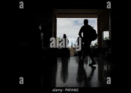 Servicemembers de la Garde nationale aérienne des États-Unis, de l'armée, de la marine, et Marine Corps Reserve préparer pour le transporter à la Private First Class Anthony T. Kahoohanohano Armory à Maui, Hi, Aug 10, 2018. Soins Tropic 2018 Maui County est une joint-service, pratique à la mission de formation de préparation à l'offrant pas de frais médicaux, dentaires, et la vision des services aux personnes à six endroits de Maui, Molokai et Lanai d'août 11-19. Banque D'Images