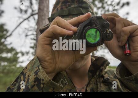 Le Sgt. David, un Bloxton avec sniper scout 3e Bataillon, 25e Régiment de Marines, inspecte son dispositif de vision avant de pratiquer des exercices de patrouille pendant l'exercice Northern Strike au Camp Grayling, Michigan, le 11 août, 2018. Camp de l'Arctique, le plus grand centre de la Garde nationale dans le pays couvrant 147 000 hectares, offre de nombreuses grosses pièces d'artillerie, de mortiers, de chars et les cours de manœuvre. Banque D'Images