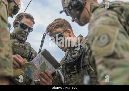 Voies de l'air directement sur l'objectif est fourni avec les risques pris par l'évidente des troupes de fer, 3e Escadron, 2e régiment de cavalerie de leadership. Répression nécessite un timing précis et exacts de forêt pour assurer l'efficacité de l'emploi des armes disponibles : 155mm à partir de l'obusier M-777, 30mm à partir de deux hélicoptères d'attaque AH-64 Apache et 2,75 pouces rockets. Le s.. Jared Smith, les incendies sous-officier, fer à repasser, de troupes CR 3/2fournit le 1er Rythme Murray, chef de section, 3e Peloton, fer à repasser, de troupes CR 3/2avec le plan d'incendie avant de télécharger à l'Aérodrome de Vaziani, Géorgie, Aug. Banque D'Images