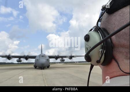 Le s.. Benjamin Stover, 821e Escadron de soutien de plan d'intervention, un chef d'équipe marshals C-130H Hercules, lors de l'exercice Northern Strike de Grayling Army Airfield, Michigan, le 9 août dernier. Northern Strike est un solide exercice de préparation militaire coordonnée par le Michigan Army National Guard qui propose des multi-nationales et militaires travaillent ensemble pour l'intégration de la force totale. Banque D'Images