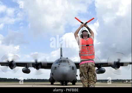 Le s.. Benjamin Stover, 821e Escadron de soutien de plan d'intervention, un chef d'équipe marshals C-130H Hercules, lors de l'exercice Northern Strike de Grayling Army Airfield, Michigan, le 9 août dernier. Northern Strike est un solide exercice de préparation militaire coordonnée par le Michigan Army National Guard qui propose des multi-nationales et militaires travaillent ensemble pour l'intégration de la force totale. Banque D'Images