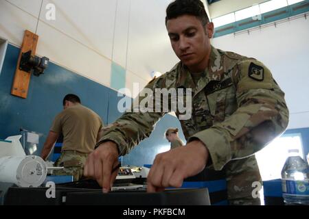 Le sergent de l'armée américaine. Jorge Laguna, un spécialiste de laboratoire d'optique et le sergent du détachement pour le 166e détachement médical, traite une paire de lunettes pour un patient de soins Tropic Maui County 2018 PFC à Anthony T. Kahoohanohano Armory près de Kihei, Hi. Le 11 août 2018. Soins Tropic 2018 Maui County est une joint-service, pratique à la mission de formation de préparation à l'offrant pas de frais médicaux, dentaires, et la vision des services aux personnes à six endroits de Maui, Molokai et Lanai d'août 11-19. Banque D'Images