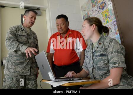 Le Lieutenant-colonel de l'US Air Force John Murphy, un optométriste affecté à la 162e Groupe médical, Arizona Air National Guard, maire du comté de Maui montre Alan M. Arakawa le processus et de capacités pour l'optométrie clinique pour soins Tropic Maui County 2018 Centrale à Maui, Hi. Le 11 août 2018. Soins Tropic 2018 Maui County fournit des services médicaux et les membres du personnel de soutien pratique à la formation de préparation pour préparer de futurs déploiements tout en offrant des avantages directs et durables pour la population de Maui, Molokai, Lanai, août et 11-19. Banque D'Images