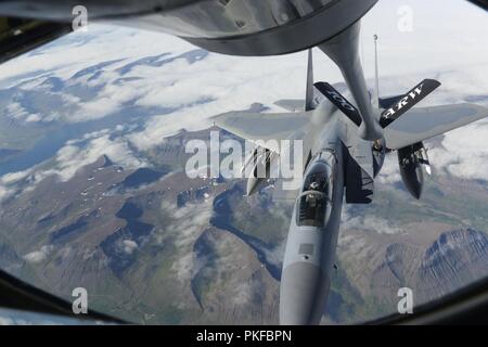 Un U.S. Air Force F-15C Eagle affecté à l'Escadron expéditionnaire 493rd reçoit le combustible dans un KC-135 Stratotanker affecté à la 351e Escadron de ravitaillement en vol sur l'Islande, 10 août 2018. La 100e Escadre de ravitaillement en vol des avions et des aviateurs déployés pris en charge à partir de la 48e Escadre de chasse de l'OTAN à l'appui de la mission de surveillance de l'air islandais. Les États-Unis ont mené la mission de l'OTAN en Islande par an depuis 2008. Banque D'Images