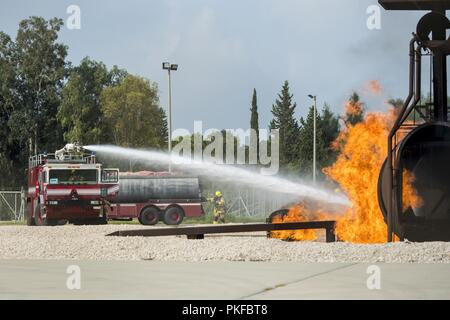 Les membres du 39e Escadron de génie civile pompiers extinguis une simulation d'incendie d'aéronefs de Incirlik Air Base, la Turquie, le 7 août 2018. Les pompiers ont utilisé l'exercice pour diminuer le temps de réponse et la pratique avec leur équipement pour s'assurer qu'elles sont suffisamment formés. Banque D'Images