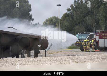 Les membres du 39e Escadron de génie civile pompiers utilisent un crash tender d'éteindre un incendie de l'avion simulé de Incirlik Air Base, la Turquie, le 7 août 2018. Les pompiers ont utilisé l'exercice pour diminuer le temps de réponse et la pratique avec leur équipement pour s'assurer qu'elles sont suffisamment formés. Banque D'Images