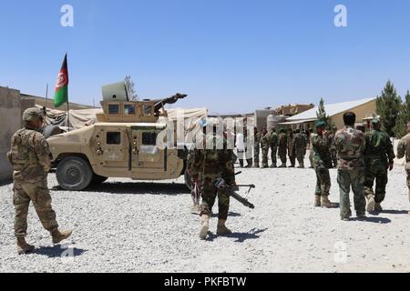 PUL-E 'ALAM, l'Afghanistan (5 août 2018) - Les membres de l'armée américaine 1ère Brigade d'aide des forces de sécurité (CCPS) Promenade à travers le camp de base de l'Armée nationale afghane dans la province de Logar Maiwand avec leurs homologues de la 4ème Brigade de la 203e Corps. Banque D'Images