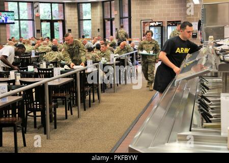 Les membres de profiter d'un déjeuner dans la salle à manger dans le bâtiment 50 le 3 août 2018, à Fort McCoy, Wisconsin chaque fois un grand exercice comme un exercice d'entraînement de soutien au combat a lieu à Fort McCoy, des milliers de troupes ont besoin d'être nourris. L'installation des services de restauration de l'équipe veille à ce que le besoin est toujours atteinte. Cette équipe comprend le Bureau de gestion du programme alimentaire et la gestion de l'offre de séjour avec l'Office de Fort McCoy Centre de préparation logistique ; la totalité des services alimentaires Inc. ; et l'entrepreneur DCT fournisseurs de produits alimentaires, tels que Sysco Foods de Baraboo, Wisconsin Banque D'Images