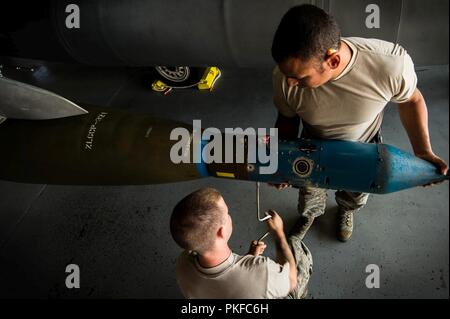 Les cadres supérieurs de l'US Air Force aérienne du pont James, 77e Unité de maintenance d'aéronefs (UMA) équipe de chargement, membre de l'équipe de centre gauche, et le sergent. Samuel Ortiz, 77e chef d'équipe équipe de chargement de l'AMU, retirez un GCC guidées par laser emploi d'une GBU-10 chez Shaw Air Force Base, S.C., Août 9, 2018. Les équipes de l'équipage de charge sont requis pour effectuer la formation sur toutes les munitions de chargement et de déchargement de Shaw's F-16CM Fighting Falcon. Banque D'Images