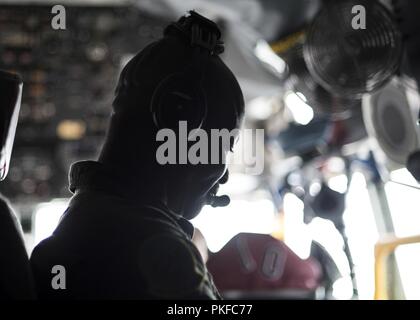 Le personnel de la Garde nationale américaine Sgt. Eric Piime, un perchman avec la 121e Escadre de ravitaillement en vol, de l'Ohio se trouve dans le cockpit d'un KC-135 Stratotanker sur la piste à la Rickenbacker Air National Guard Base, Ohio le 10 août 2018. Piime se préparait pour un exercice de ravitaillement avec un C-17 Globemaster III avec la 437e Escadre de transport aérien, en Caroline du Sud. Banque D'Images