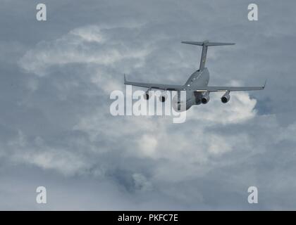 Un C-17 Globemaster III avec la 437e Airlift Wing vole au-dessus de la Caroline du Sud, sud-est des États-Unis le 10 août 2018. Le C-17 a par la suite été ravitaillé par un KC-135 Stratotanker avec la 121e Escadre de ravitaillement en vol, de l'Ohio. Banque D'Images