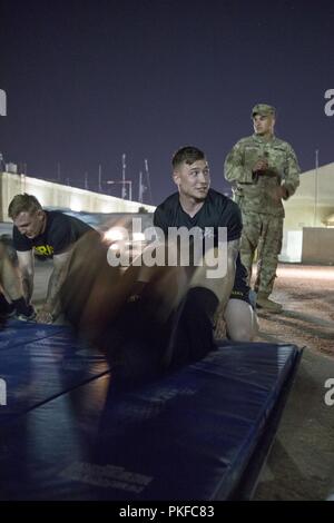 Des soldats américains avec des troupes de bandits, 3e régiment de cavalerie, mener l'asseoir une partie du test de condition physique des rangers au Camp Taji, l'Iraq, le 28 juillet 2018. Le 3e régiment de cavalerie est un formés et prêts d'étude, tout comme il l'est depuis 172 ans, et nos Troopers répondent à l'appel de la nation pour combattre et gagner n'importe où dans le monde. Banque D'Images