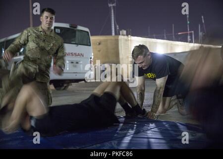 Des soldats américains avec des troupes de bandits, 3e régiment de cavalerie, mener l'asseoir une partie du test de condition physique des rangers au Camp Taji, l'Iraq, le 28 juillet 2018. Le 3e régiment de cavalerie est un formés et prêts d'étude, tout comme il l'est depuis 172 ans, et nos Troopers répondent à l'appel de la nation pour combattre et gagner n'importe où dans le monde. Banque D'Images