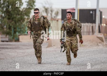 Des soldats américains avec des troupes de bandits, 3e régiment de cavalerie, la conduite 5-mile ruck mars partie d'un test de condition physique des rangers au Camp Taji, l'Iraq, le 28 juillet 2018. Le 3e régiment de cavalerie est un formés et prêts d'étude, tout comme il l'est depuis 172 ans, et nos Troopers répondent à l'appel de la nation pour combattre et gagner n'importe où dans le monde. Banque D'Images