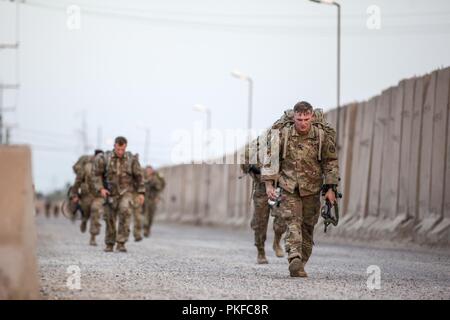 Des soldats américains avec des troupes de bandits, 3e régiment de cavalerie, la conduite 5-mile ruck mars partie d'un test de condition physique des rangers au Camp Taji, l'Iraq, le 28 juillet 2018. Le 3e régiment de cavalerie est un formés et prêts d'étude, tout comme il l'est depuis 172 ans, et nos Troopers répondent à l'appel de la nation pour combattre et gagner n'importe où dans le monde. Banque D'Images