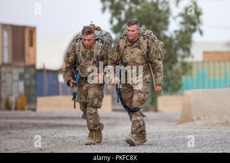 Des soldats américains avec des troupes de bandits, 3e régiment de cavalerie, la conduite 5-mile ruck mars partie d'un test de condition physique des rangers au Camp Taji, l'Iraq, le 28 juillet 2018. Le 3e régiment de cavalerie est un formés et prêts d'étude, tout comme il l'est depuis 172 ans, et nos Troopers répondent à l'appel de la nation pour combattre et gagner n'importe où dans le monde. Banque D'Images