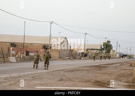 Des soldats américains avec des troupes de bandits, 3e régiment de cavalerie, la conduite 5-mile ruck mars partie d'un test de condition physique des rangers au Camp Taji, l'Iraq, le 28 juillet 2018. Le 3e régiment de cavalerie est un formés et prêts d'étude, tout comme il l'est depuis 172 ans, et nos Troopers répondent à l'appel de la nation pour combattre et gagner n'importe où dans le monde. Banque D'Images