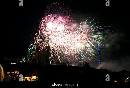 Le feu d'artifice sur la Colline Fourvière pendant les Fêtes des lumières à Lyon (France, 06/12/2009) Banque D'Images