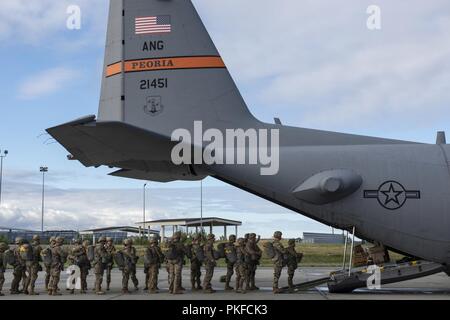 Les parachutistes de l'armée américaine affectés à la 4th Infantry Brigade Combat Team (Airborne), 25e Division d'infanterie de l'armée américaine, de l'Alaska à bord d'un Virginia Air National Guard C-130 Hercules de Peoria Air National Guard Base, Peoria, IL., tout en menant à l'entraînement à joint Base Elmendorf-Richardson, Alaska, le 8 août 2018. Les soldats de 4/25 appartiennent à la seule brigade aéroportée américaine dans le Pacifique et sont formés pour exécuter des manœuvres aériennes dans l'extrême froid et environnements de haute altitude à l'appui de combattre, de partenariat et d'opérations de secours en cas de catastrophe. La Garde nationale de l'air de t Banque D'Images