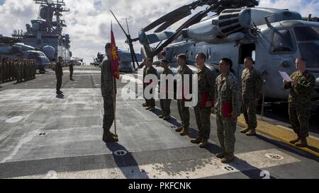 Océan Pacifique - Les Marines américains de la Compagnie India, bataillon de l'équipe d'atterrissage 3/1, 13e Marine Expeditionary Unit (MEU), réciter le credo des sous-officiers après leur promotion au grade de caporal à bord de la classe Wasp-navire d'assaut amphibie USS Essex (DG 2) lors d'un déploiement prévu de la Essex Groupe amphibie (ARG) et la 13e MEU, le 1 août, 2018. L'Essex ARG/ 13e MEU team est un est un capable et létales Navy-Marine Corps équipe déployée à la 7e flotte zone d'opérations pour soutenir la stabilité régionale, de rassurer les partenaires et alliés et maintenir une présence postured pour respon Banque D'Images