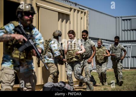 Les membres de la McConnell Air Force Base, Kansas, l'équipe de technicien médical d'urgence sont accompagnés dans leur préparation à la Run for Cover à Melrose Air Force Range, Nouveau Mexique, le 8 août 2018. Bien que l'OGD Rodeo est concentré sur les membres de divers milieux médicaux, les membres d'autres organismes tels que la sécurité et les forces opérationnelles a aidé à augmenter l'authenticité des scénarios pour la meilleure formation possible. Banque D'Images