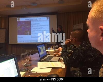 Un membre de la Police nationale civile guatémaltèque en bref un plan d'action à marines avec des Groupe de travail air-sol marin - Southern Command pendant deux semaines de Interagency Task Force Programme de formation avec les officiers et agents de police nationale civile du Guatemala à Guatemala City, Guatemala, 7 août 2018. Au cours de deux semaines, le SPMAGTF-SC formateurs ont enseigné des classes qui couvrait le Corps des Marines de chaque processus de planification des mesures du Corps des Marines et le processus de planification d'intervention rapide. À l'issue de la partie de la formation des universitaires, les étudiants ont travaillé au Guatemala Banque D'Images