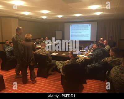 Le colonel des marines américain Jeffrey Stivers, avec le programme de formation de soutien de la Réserve, et les Marines avec des Groupe de travail air-sol marin - région Sud enseigner un cours sur le processus de planification Marine Corps pendant deux semaines de Interagency Task Force Programme de formation avec les officiers et agents de police nationale civile du Guatemala à Guatemala City, Guatemala, le 6 août 2018. Au cours de deux semaines, le SPMAGTF-SC formateurs ont enseigné des classes qui couvrait le Corps des Marines de chaque processus de planification des mesures du Corps des Marines et le processus de planification d'intervention rapide. À la fin de l'universitaires po Banque D'Images