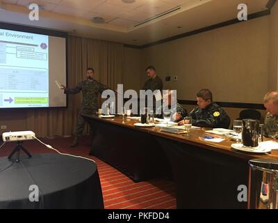 Les Marines américains le Major Tom Garnett et le Major Tim Johnson, tant avec des Groupe de travail air-sol marin - région Sud, donner un cours sur le Marine Corps au cours d'un processus de planification de deux semaines Interagency Task Force Programme de formation avec les officiers et agents de police nationale civile du Guatemala à Guatemala City, Guatemala, le 30 juillet 2018. Au cours de deux semaines, le SPMAGTF-SC formateurs ont enseigné des classes qui couvrait le Corps des Marines de chaque processus de planification des mesures du Corps des Marines et le processus de planification d'intervention rapide. À l'issue de la partie de la formation des universitaires, les Banque D'Images