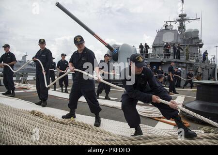 En Virginie (16 août 2000 03, 2018) le soulèvement des marins ling sur la plage arrière du croiseur lance-missiles USS Vella Gulf (CG 72). Vella Gulf est en ce moment à côté de la jetée Norfolk Naval Station. Banque D'Images