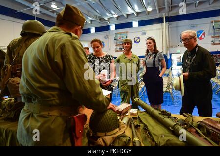 Les participants interagissent avec la Seconde Guerre mondiale Histoire pendant les jours de l'événement du souvenir à Schriever Air Force Base, Colorado, le 9 août, 2018. L'événement a été créé pour sensibiliser et éduquer les autres au sujet de ce qui s'est passé pendant l'Holocauste. Banque D'Images