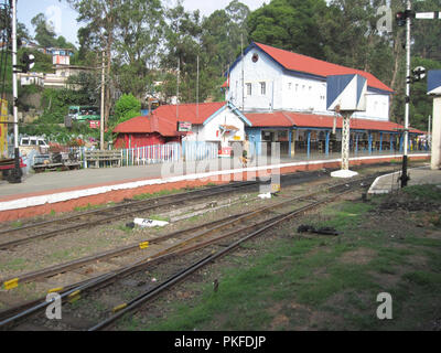 Vue de la plate-forme de l'ancienne gare toujours en cours d'exécution entre Ooty et Coonoor, Tamilnadu, Inde, Asie Banque D'Images